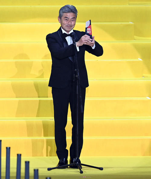優秀監督賞を受賞した福岡長谷部監督（撮影・たえ見朱実）