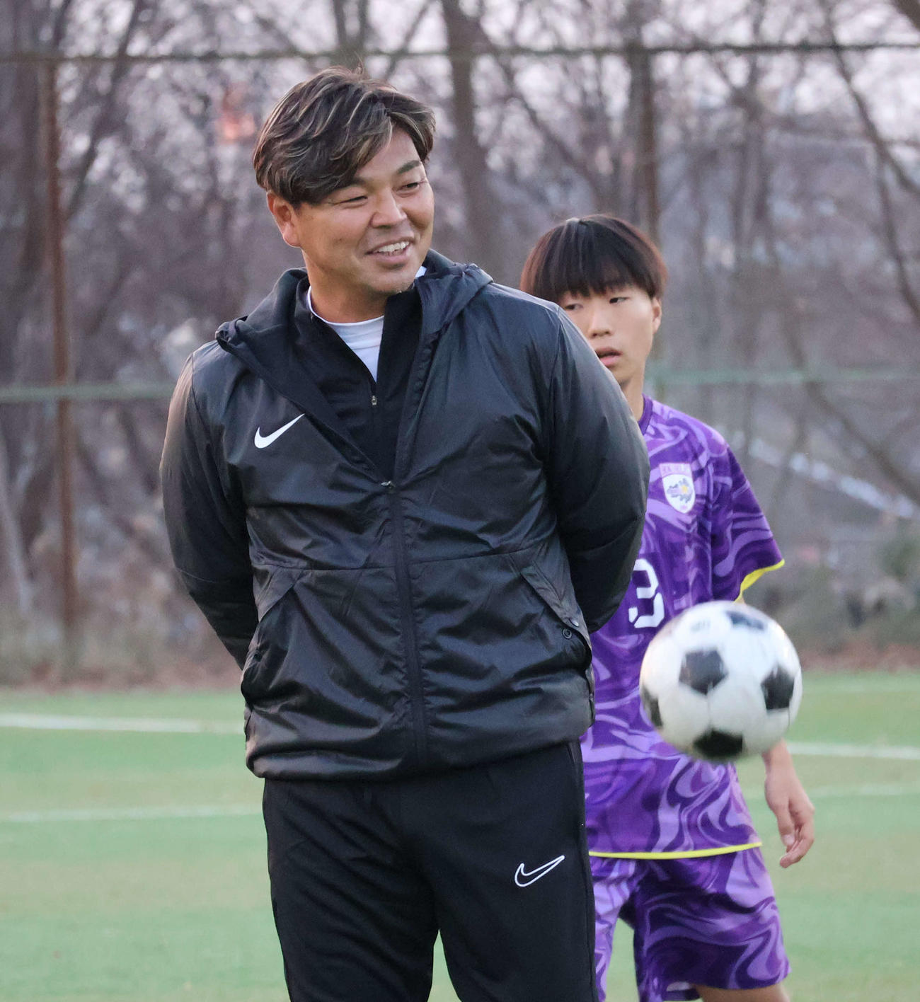 生徒たちの動きを見つめる城彰二氏