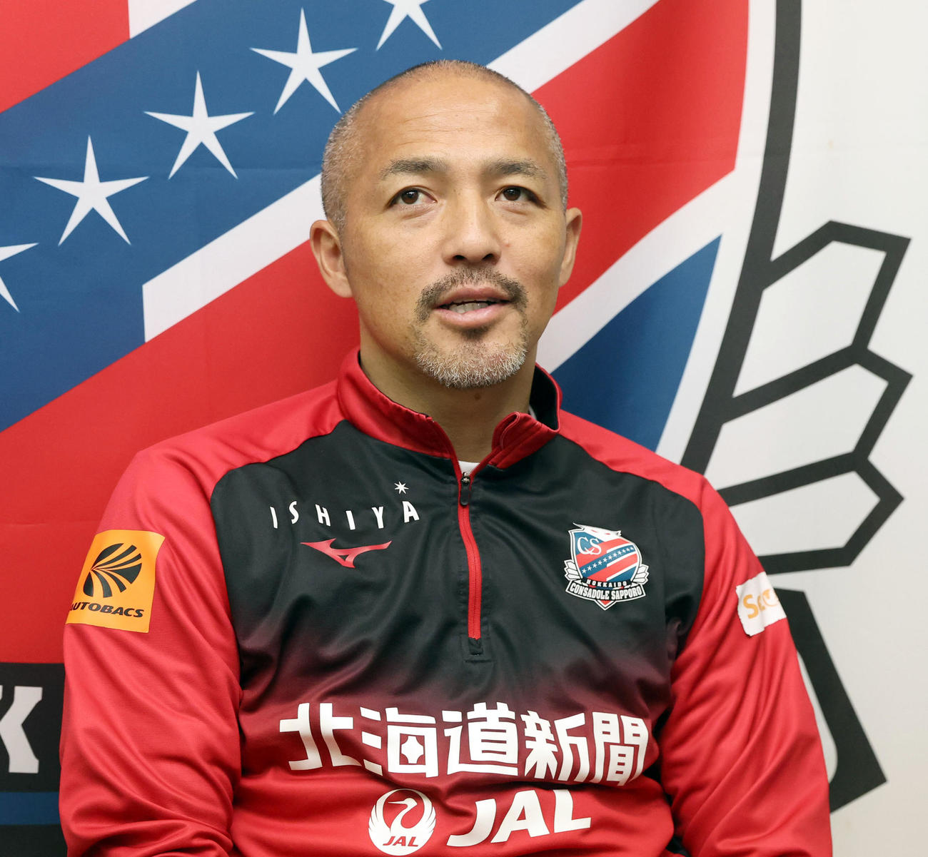 引退後、インタビューに応じる札幌小野（撮影・佐藤翔太）