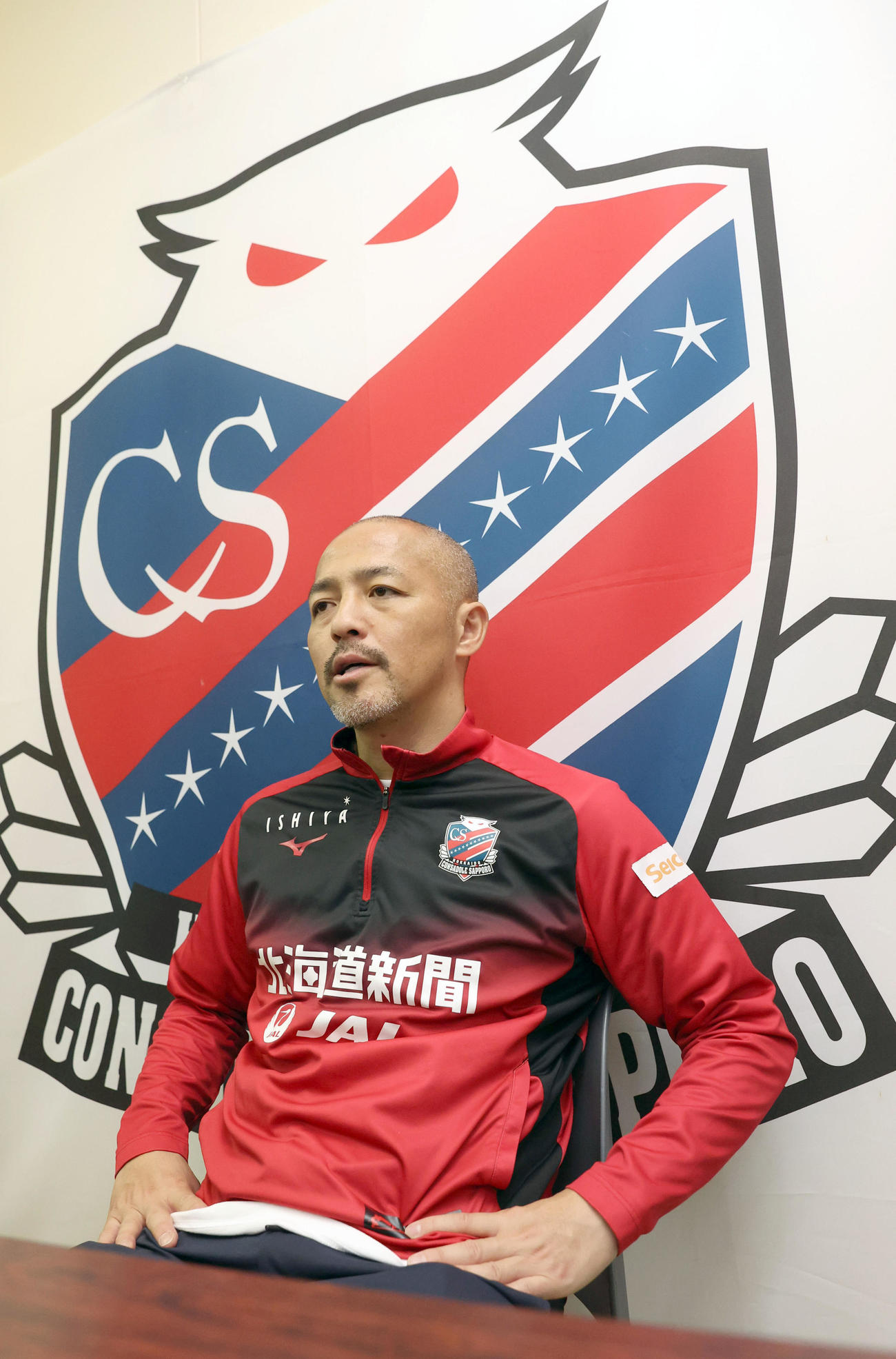 引退後、インタビューに応じる札幌小野（撮影・佐藤翔太）