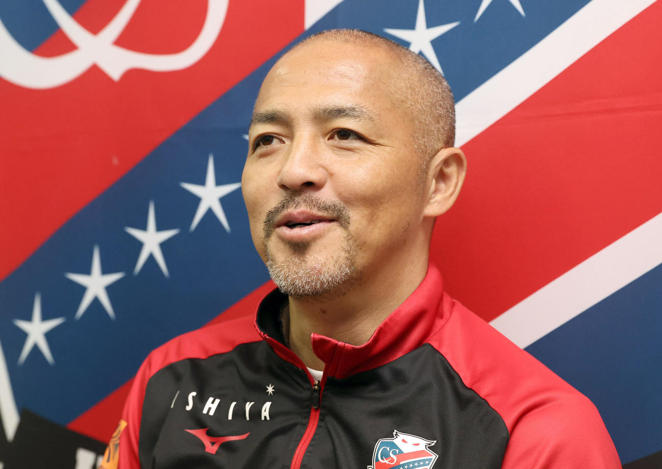 引退後、インタビューに応じる札幌小野（撮影・佐藤翔太）