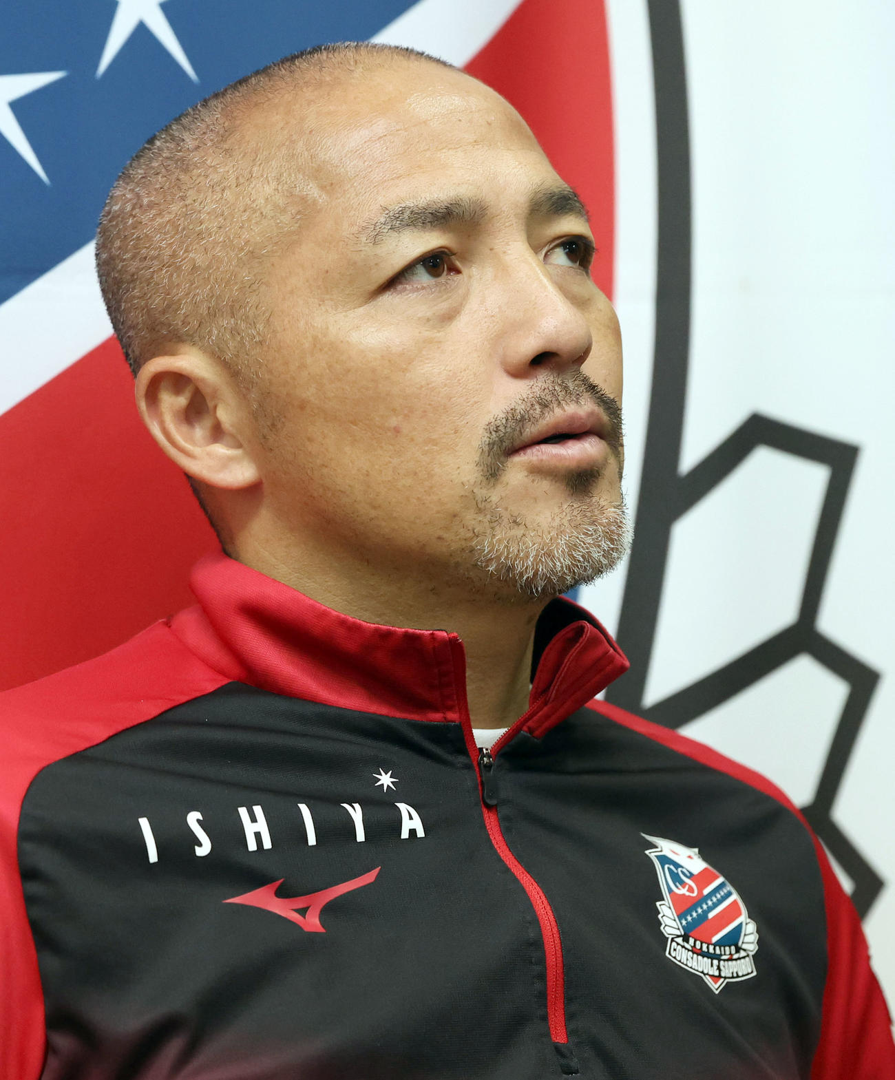 引退後、インタビューに応じる札幌小野（撮影・佐藤翔太）