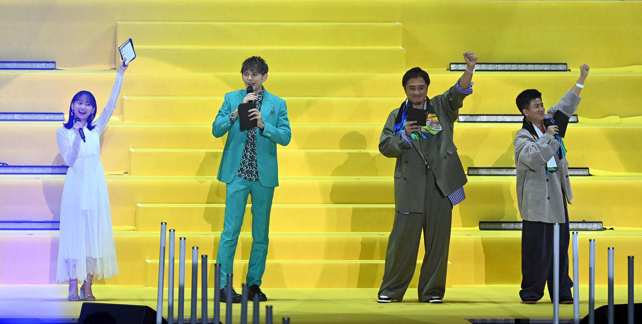 Jリーグアウォーズ2023　オープニングを盛り上げる、左から影山優佳、ハリー杉山、那須大亮さん、ウンパルンパ（撮影・たえ見朱実）
