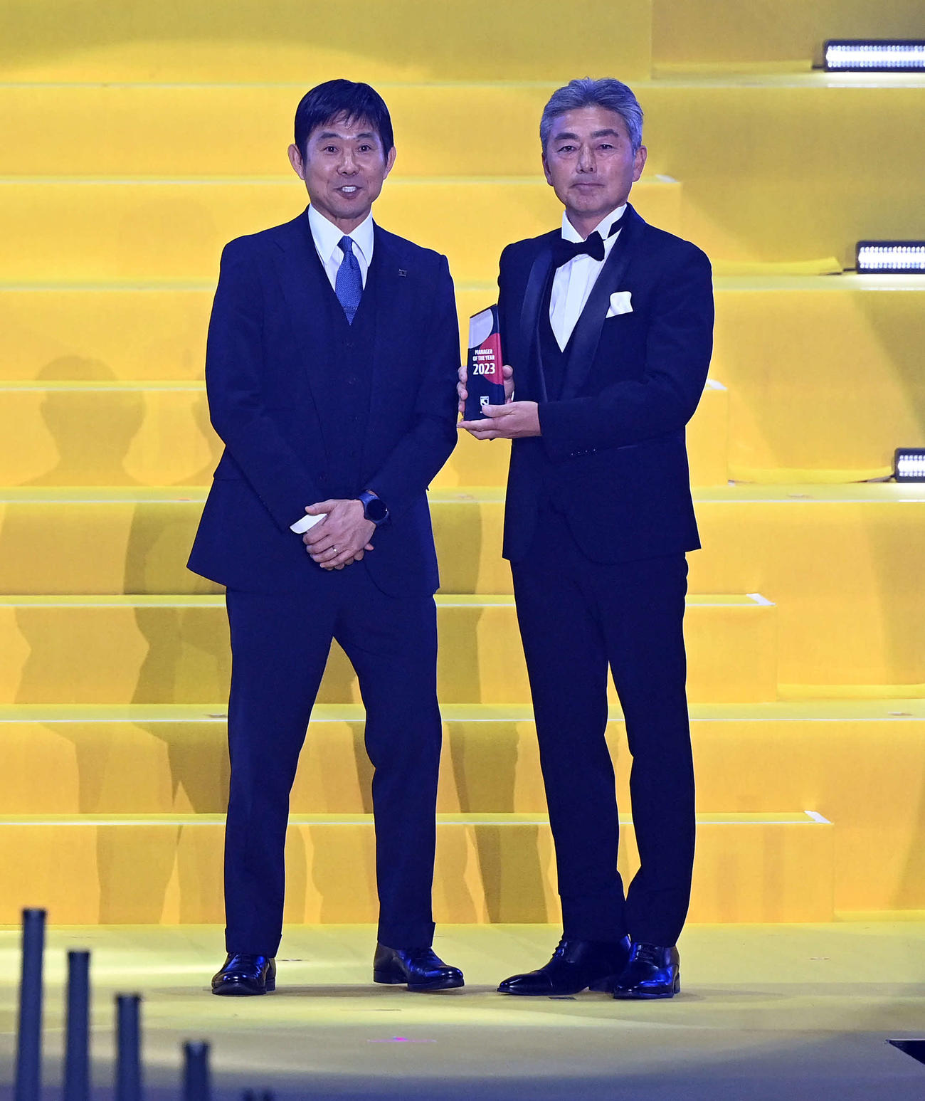 優秀監督賞を受賞した福岡長谷部監督（右）とプレゼンターの森保日本代表監督（撮影・たえ見朱実）