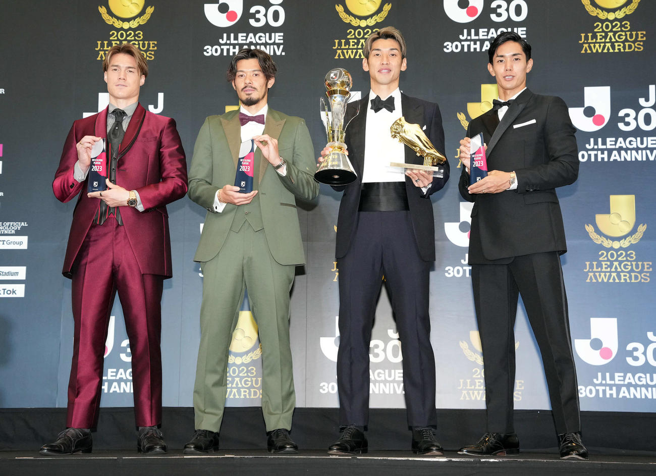 ベストイレブンに輝いた神戸の4人。左から酒井、山口、大迫、武藤（撮影・たえ見朱実）