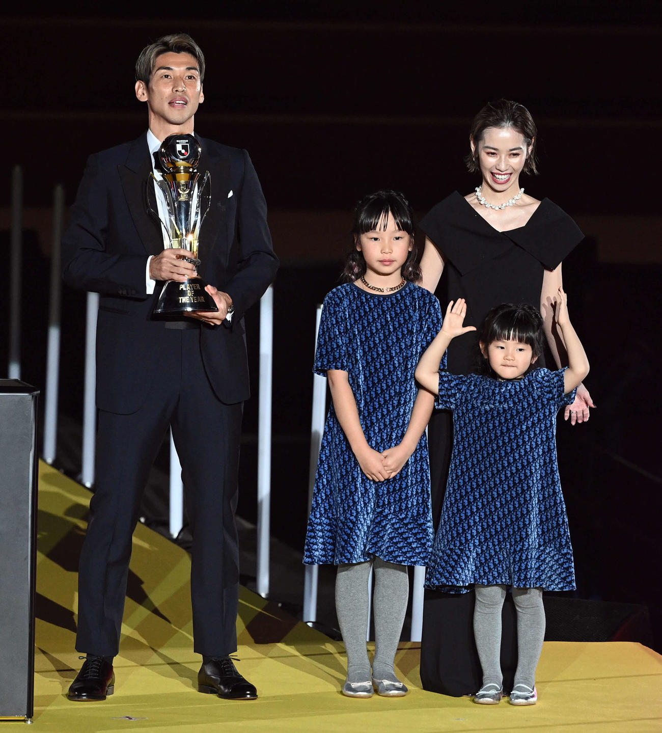 MVPに輝いた神戸大迫（左）は、家族と一緒に笑顔を見せる（撮影・たえ見朱実）