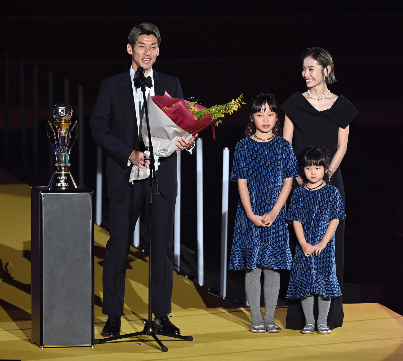 MVPに輝き家族とともに笑顔を見せる神戸大迫（撮影・たえ見朱実）