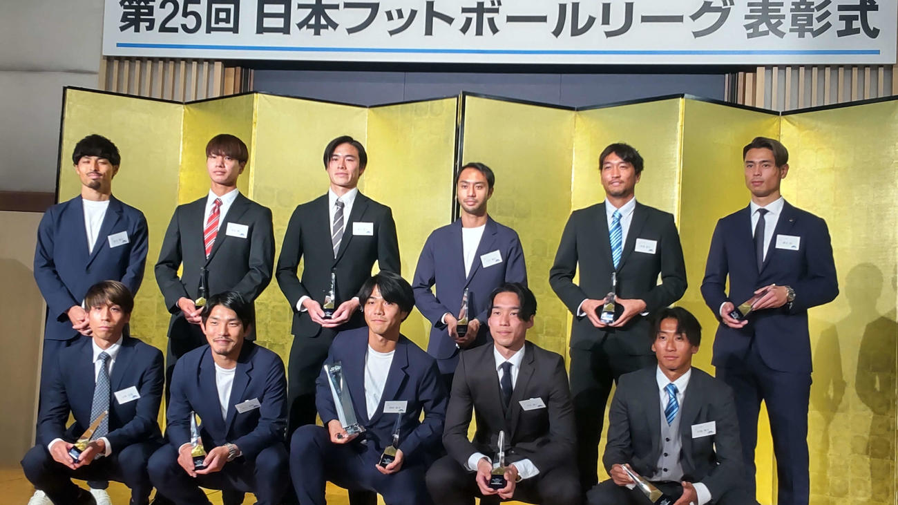 JFL23年のベストイレブン。前列中央が最優秀選手のホンダ岡崎優希