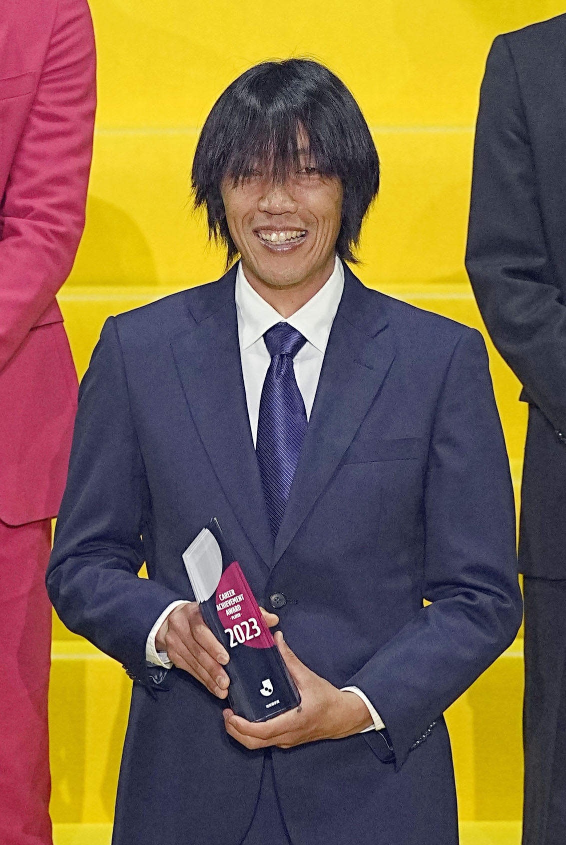 功労選手賞を受賞した中村俊輔氏（共同）