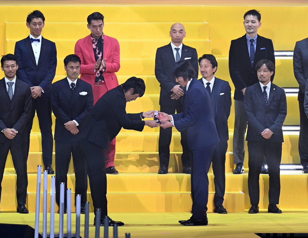 功労選手賞を受賞し代表してトロフィーを受け取る中村俊輔氏。左は中村憲剛氏（撮影・たえ見朱実）