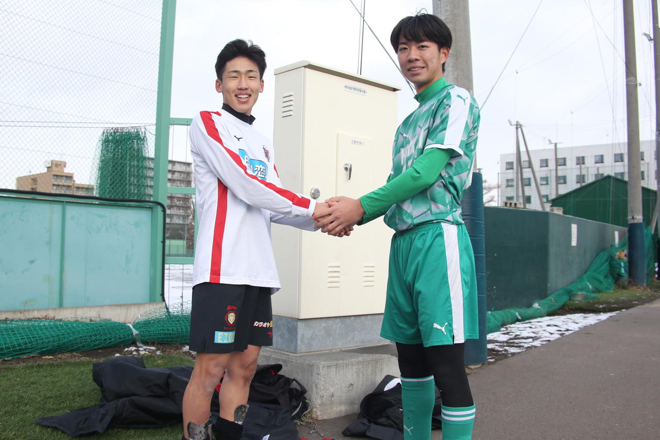 札幌U－18FW滝沢主将（左）と北海DF川合主将は、プレミアリーグW昇格を目指して握手（撮影・中島洋尚）