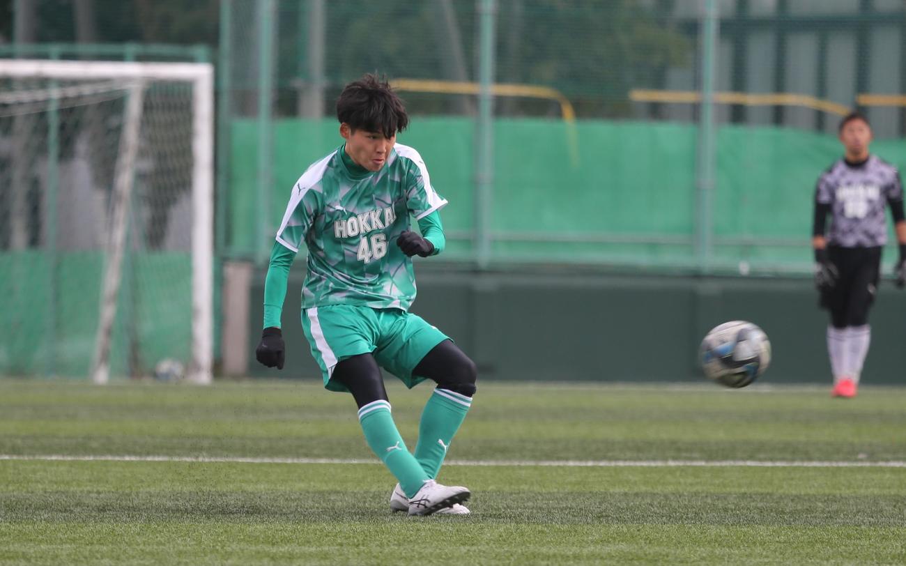 北海の選手は、練習試合で相手陣内で正確なパスを繰り出す（撮影・中島洋尚）