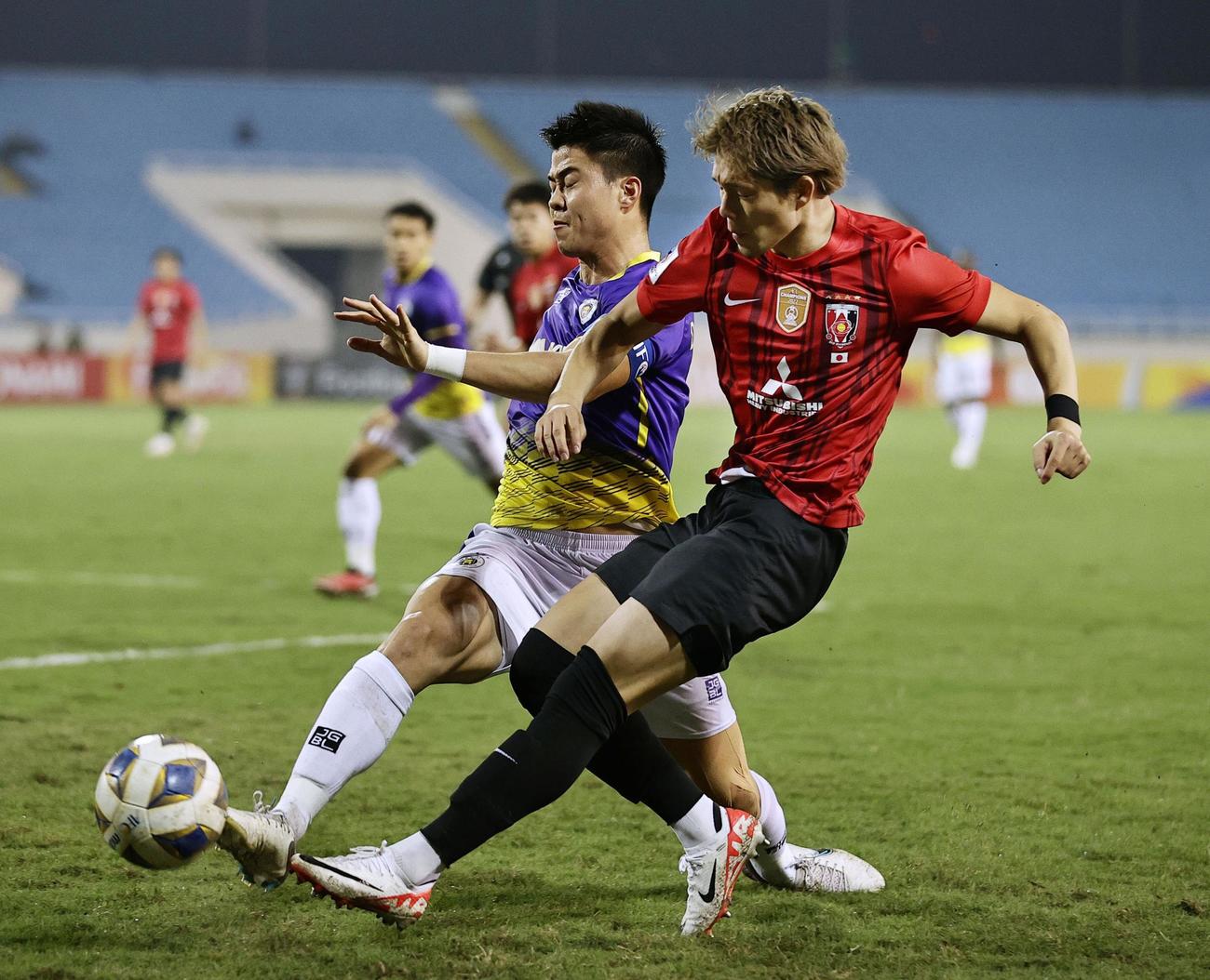 前半、競り合う浦和・荻原（右）（共同）