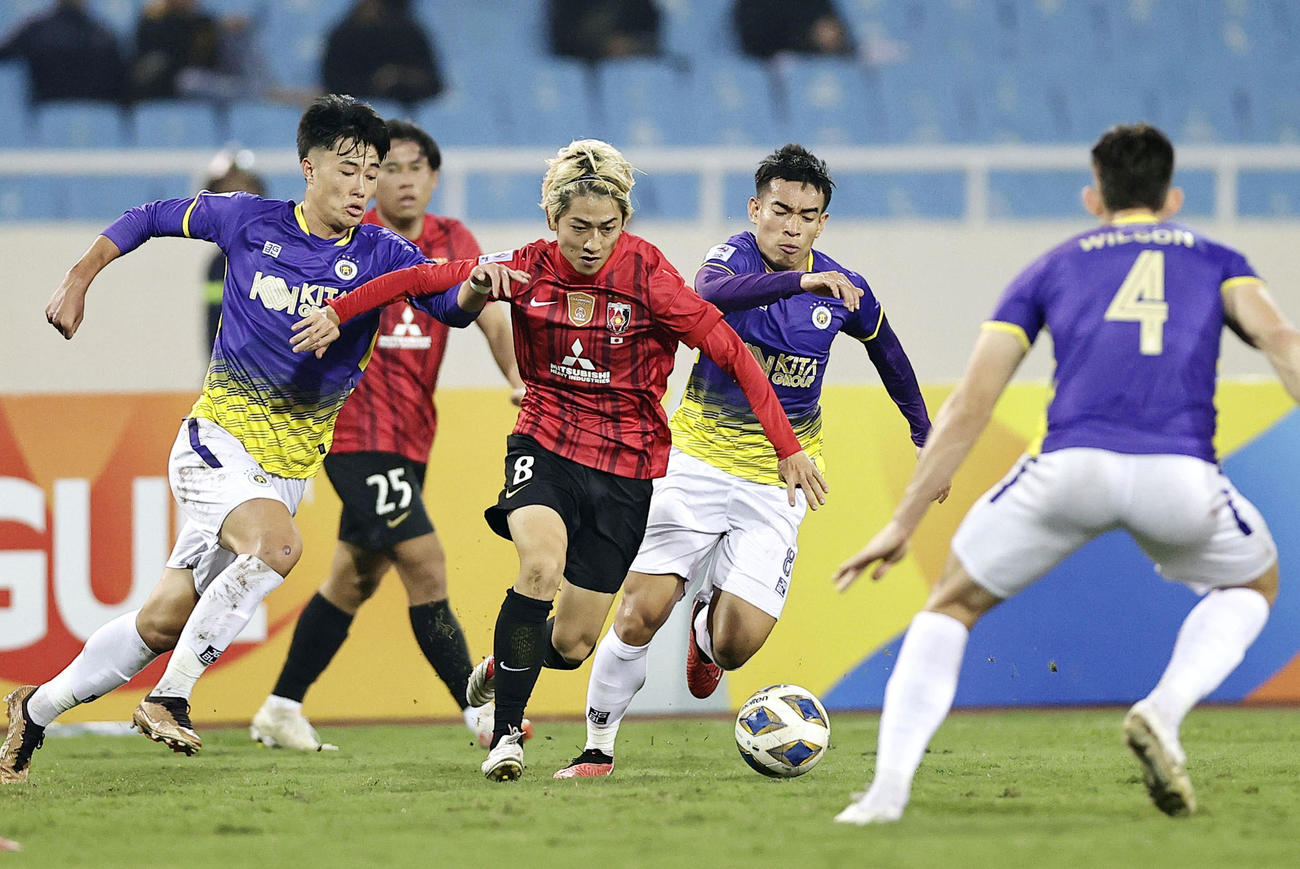 浦和対ハノイ　前半、攻め込む浦和小泉（中央）（共同）
