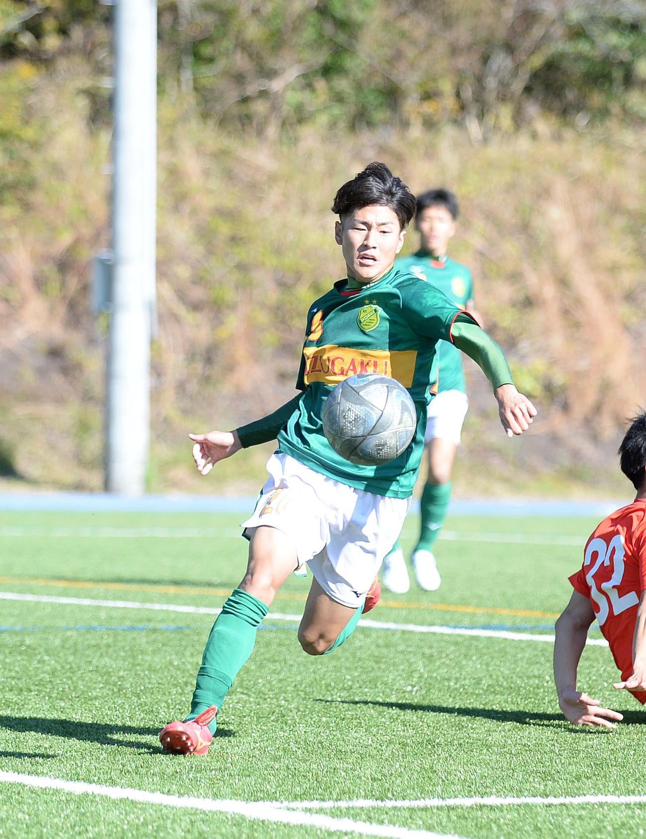前線からボールを追う静岡学園MF大平