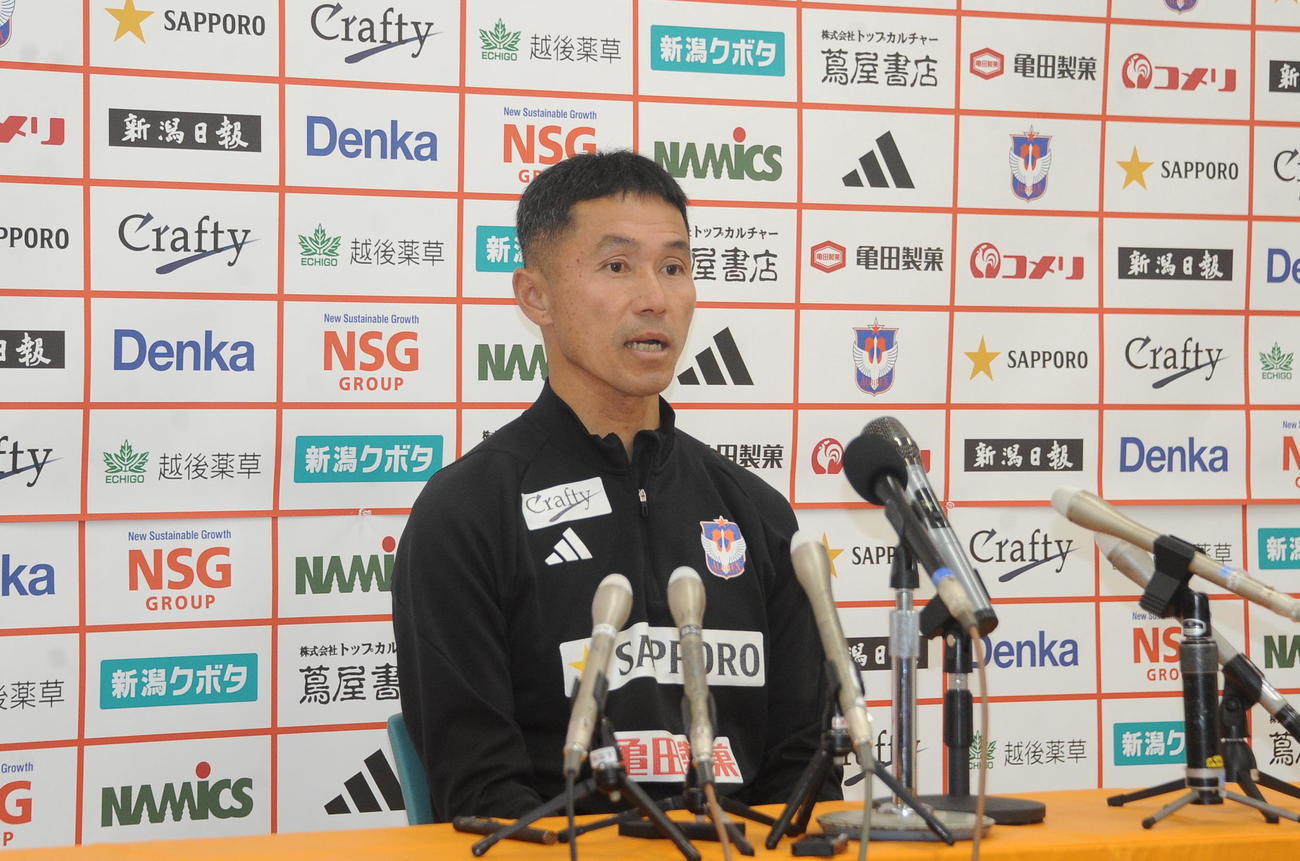 報道陣からの質問に答える松橋監督