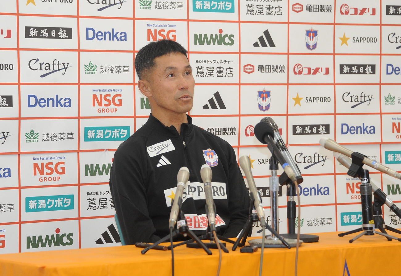 報道陣からの質問に答える松橋監督
