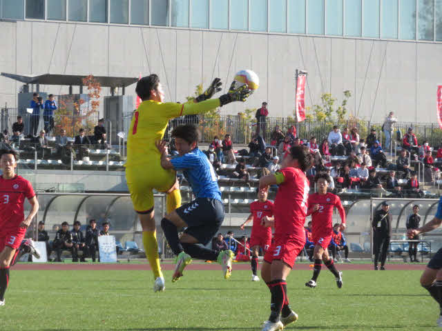 捕球する日大GK木村にぶつかる高松大MF三好