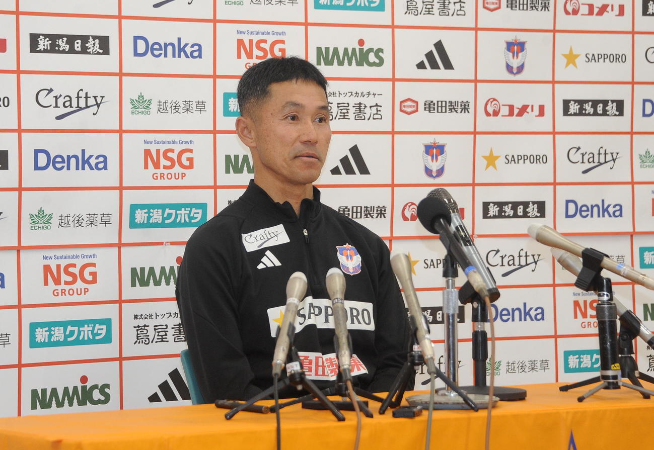 報道陣からの質問に答える松橋監督