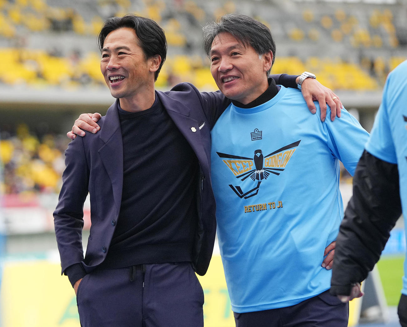 J1への自動昇格を果たした磐田横内監督（右）は藤田SDと肩を組み喜びを分かち合う（2023年11月12日撮影）