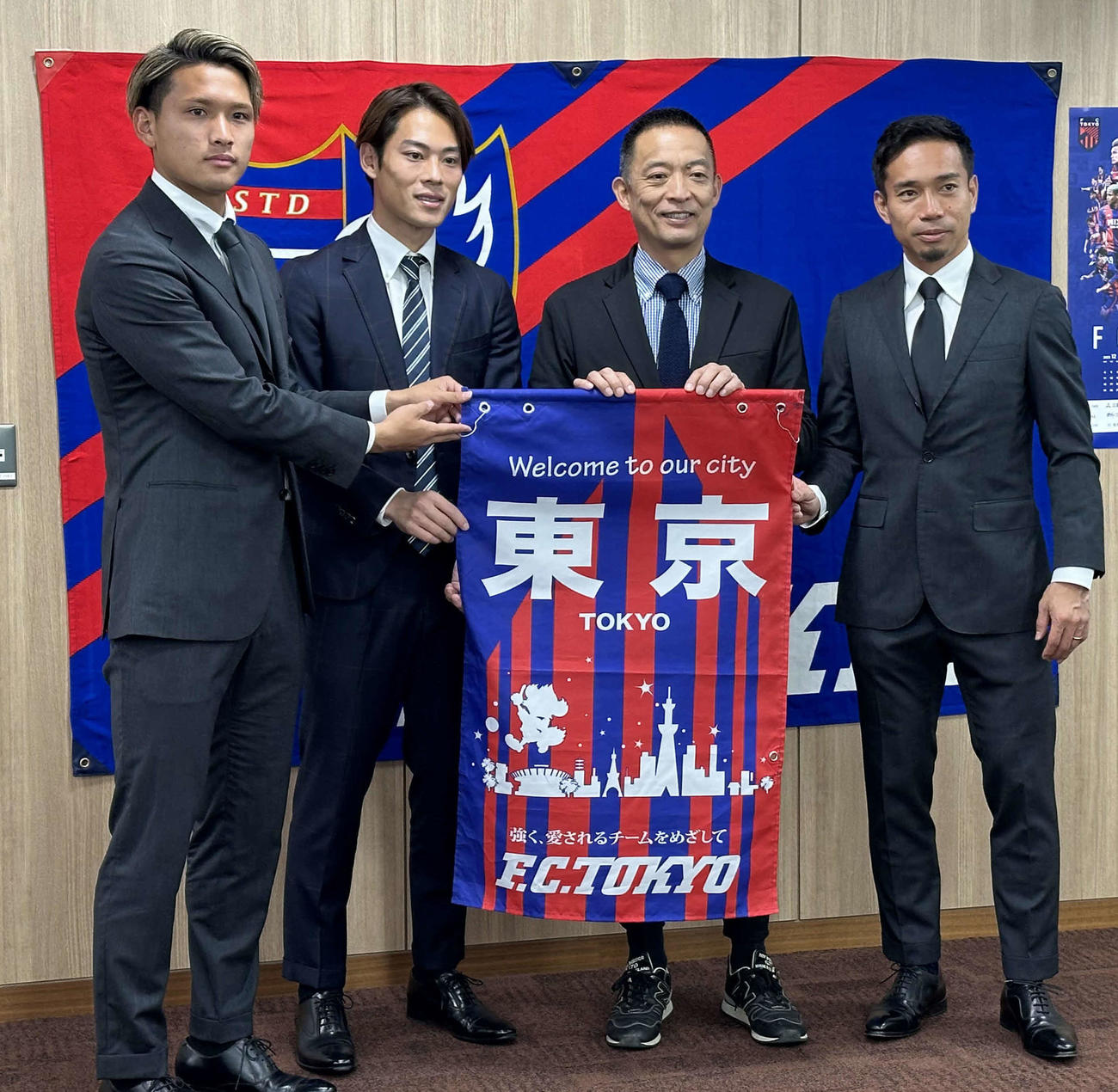 写真に納まる東京の、右から長友、長谷部渋谷区長、渡辺、松木