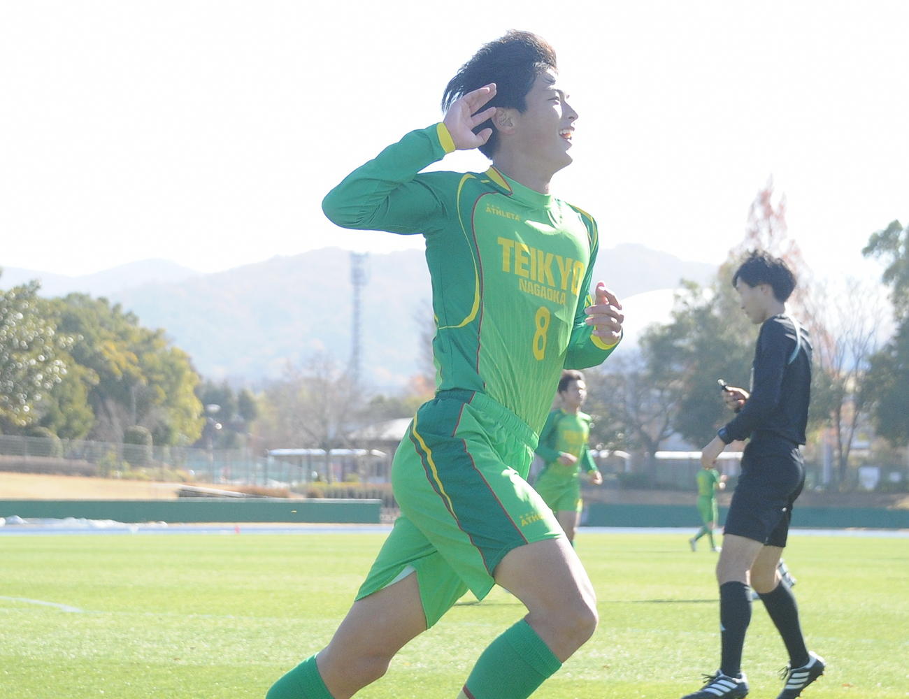 1－0の後半13分に追加点を決めた橋本がスタンドの声援に応える