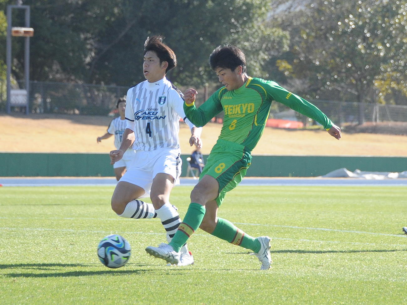 1－0の後半13分に左足で追加点を決める橋本（右）