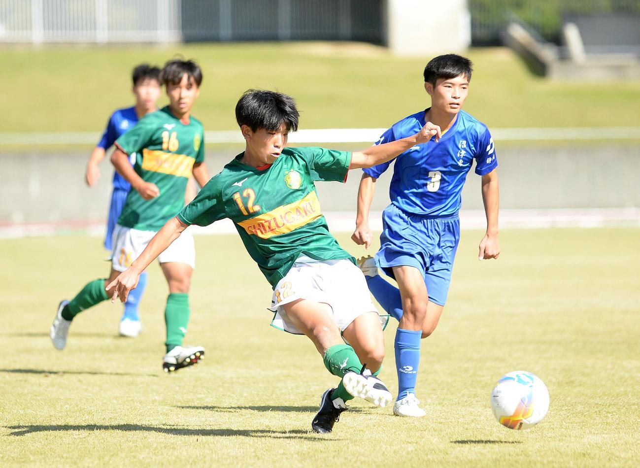 前線にパスを供給する静岡学園MF岩本耀太（2023年10月撮影）