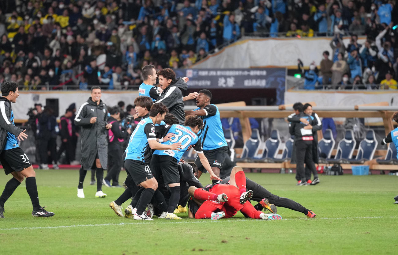 川崎F対柏　PK戦の末、柏に競り勝ち、天皇杯優勝を決め歓喜する川崎Fイレブン（撮影・井上学）