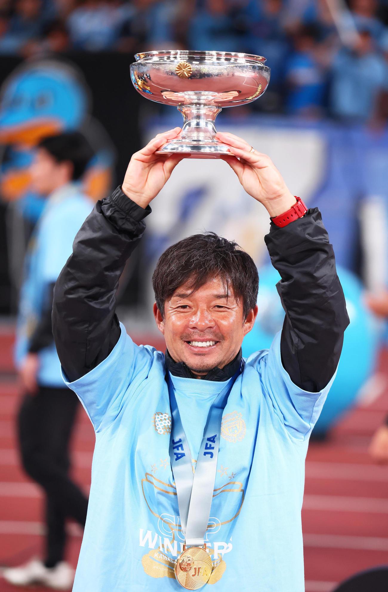 川崎F対柏　天皇杯を掲げる川崎F鬼木監督（撮影・足立雅史）