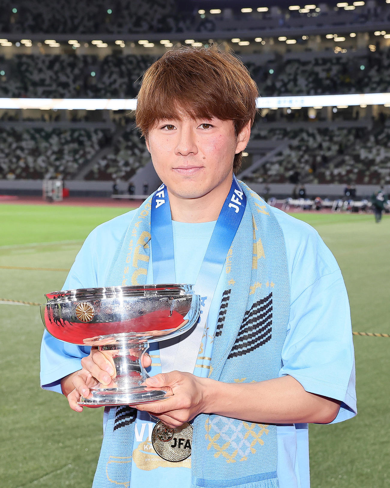 川崎F対柏　天皇杯を手に笑顔を見せる川崎F脇坂（撮影・足立雅史）