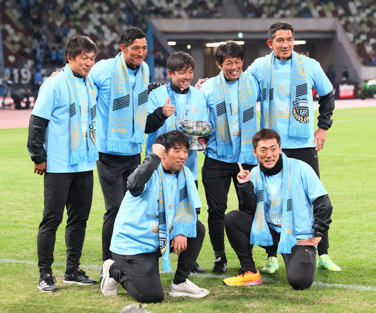 川崎F対柏　スタッフ陣との記念撮影に笑顔を見せる川崎F鬼木監督（後方中央）（撮影・足立雅史）