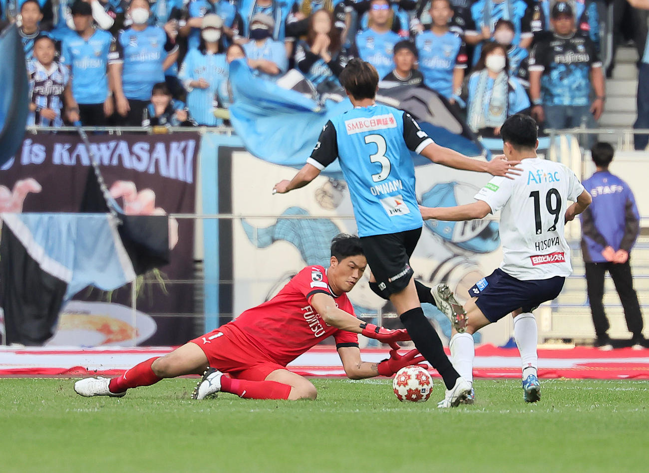 川崎F対柏　後半、柏細谷（右）のシュートをブロックする川崎F・GKチョン・ソンリョン（左）（撮影・足立雅史）