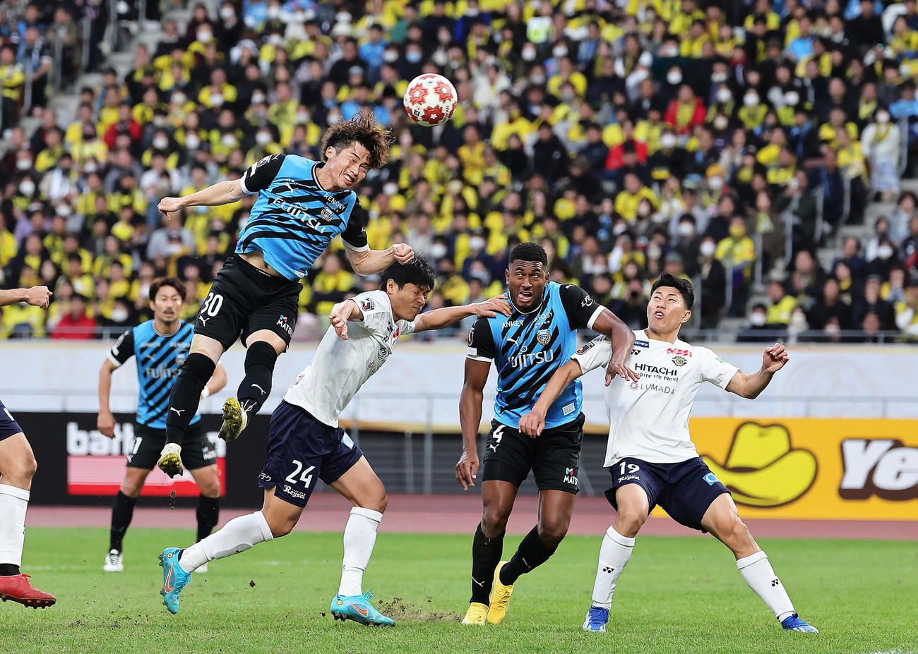 天皇杯決勝　川崎F対柏　後半、ヘディングシュートを放つ川崎F瀬川（左）（撮影・足立雅史）