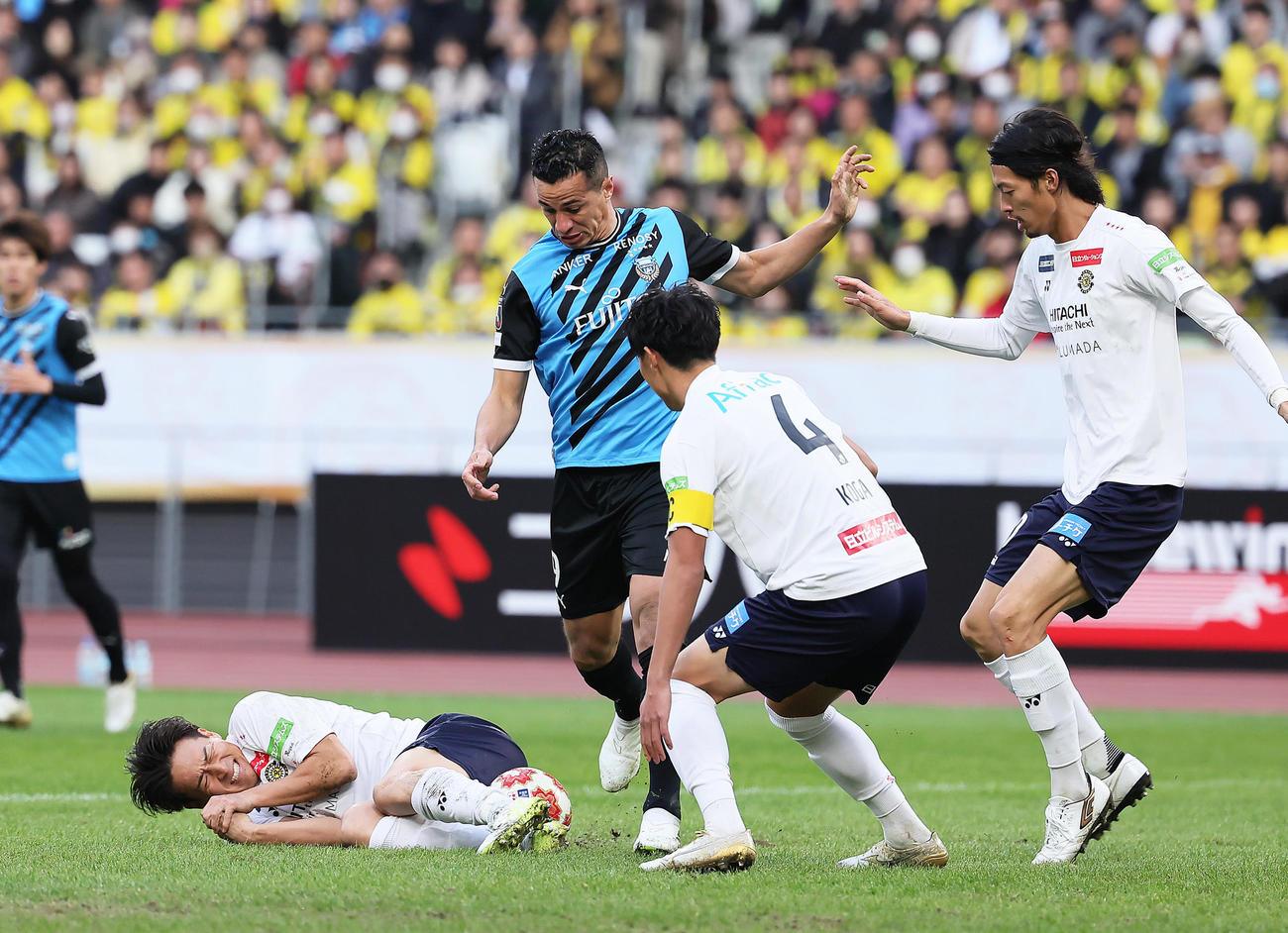 川崎F対柏　後半、ドリブル突破を試みる川崎Fレアンドロ・ダミアン（左から2人目）（撮影・足立雅史）