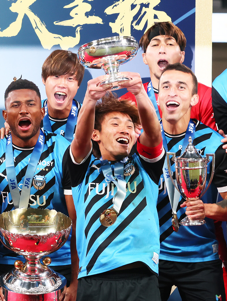 川崎F対柏　優勝し天皇杯を掲げ歓喜する川崎F橘田（撮影・足立雅史）