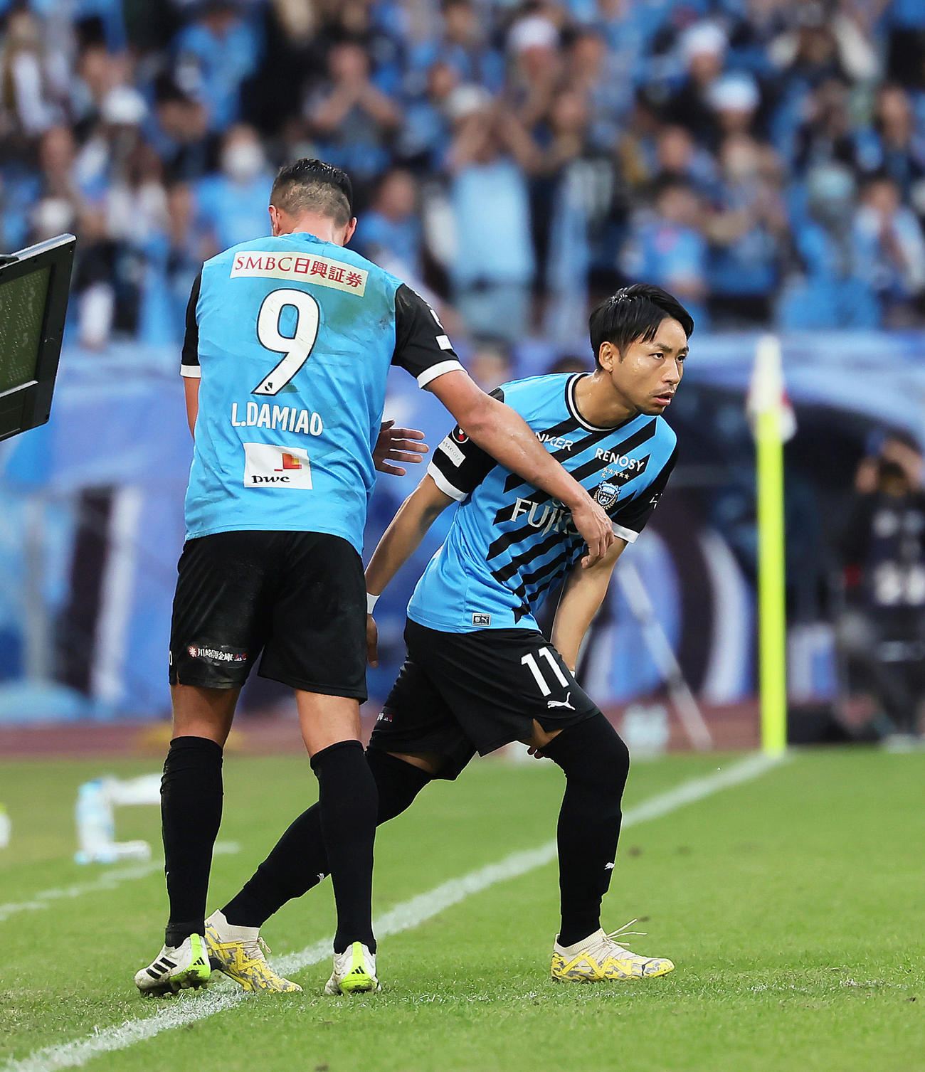 川崎F対柏　後半、途中出場する川崎F小林（右）（撮影・足立雅史）