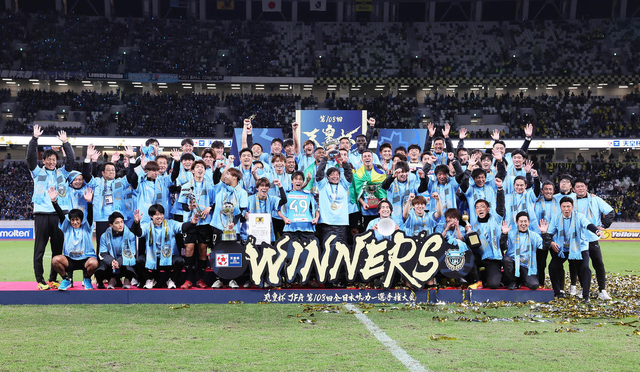 川崎F対柏　天皇杯を掲げる川崎F鬼木監督（撮影・足立雅史）