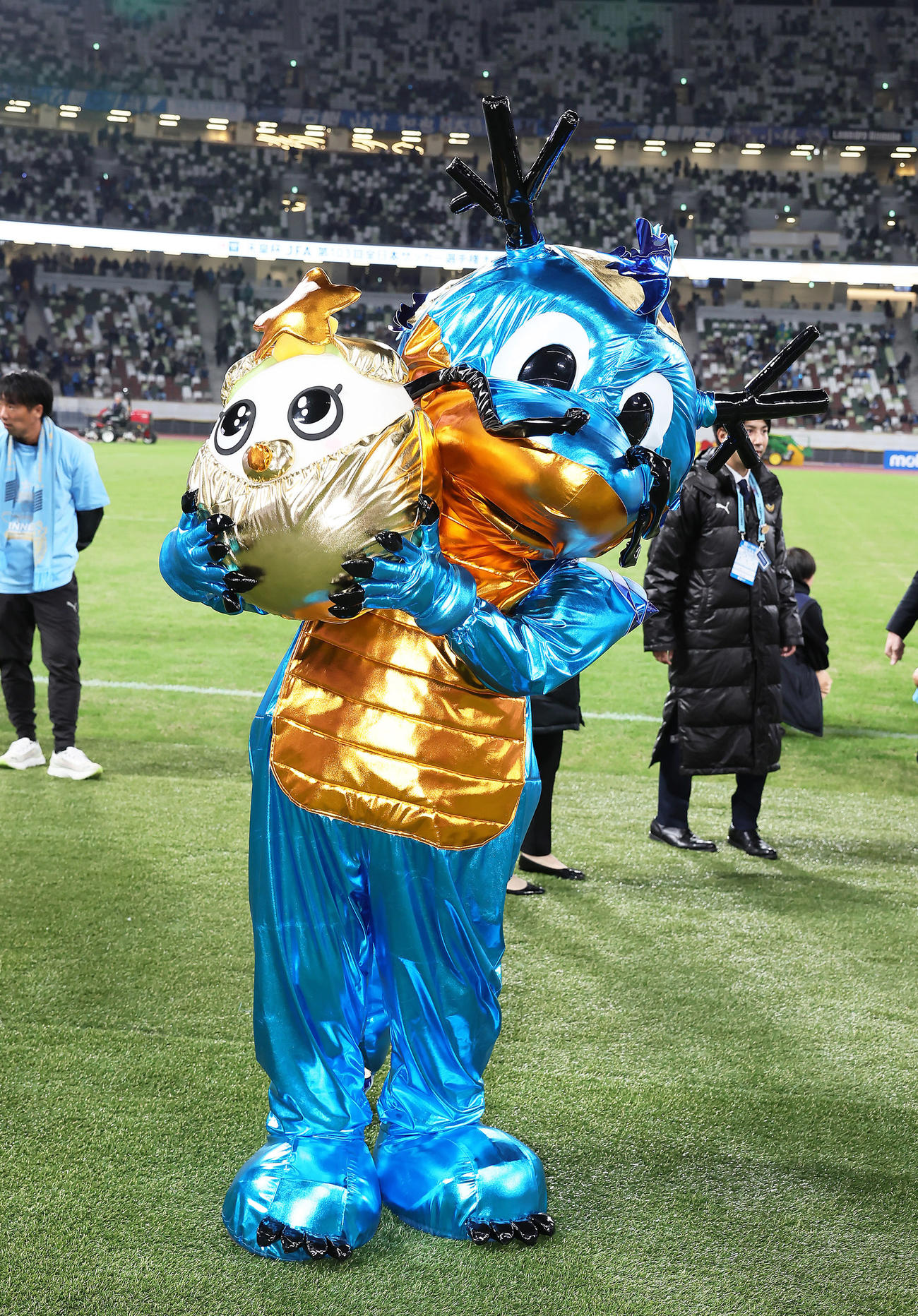 川崎F対柏　特製の装飾を身にまとい、優勝を喜ぶ川崎Fのふろん太（撮影・足立雅史）