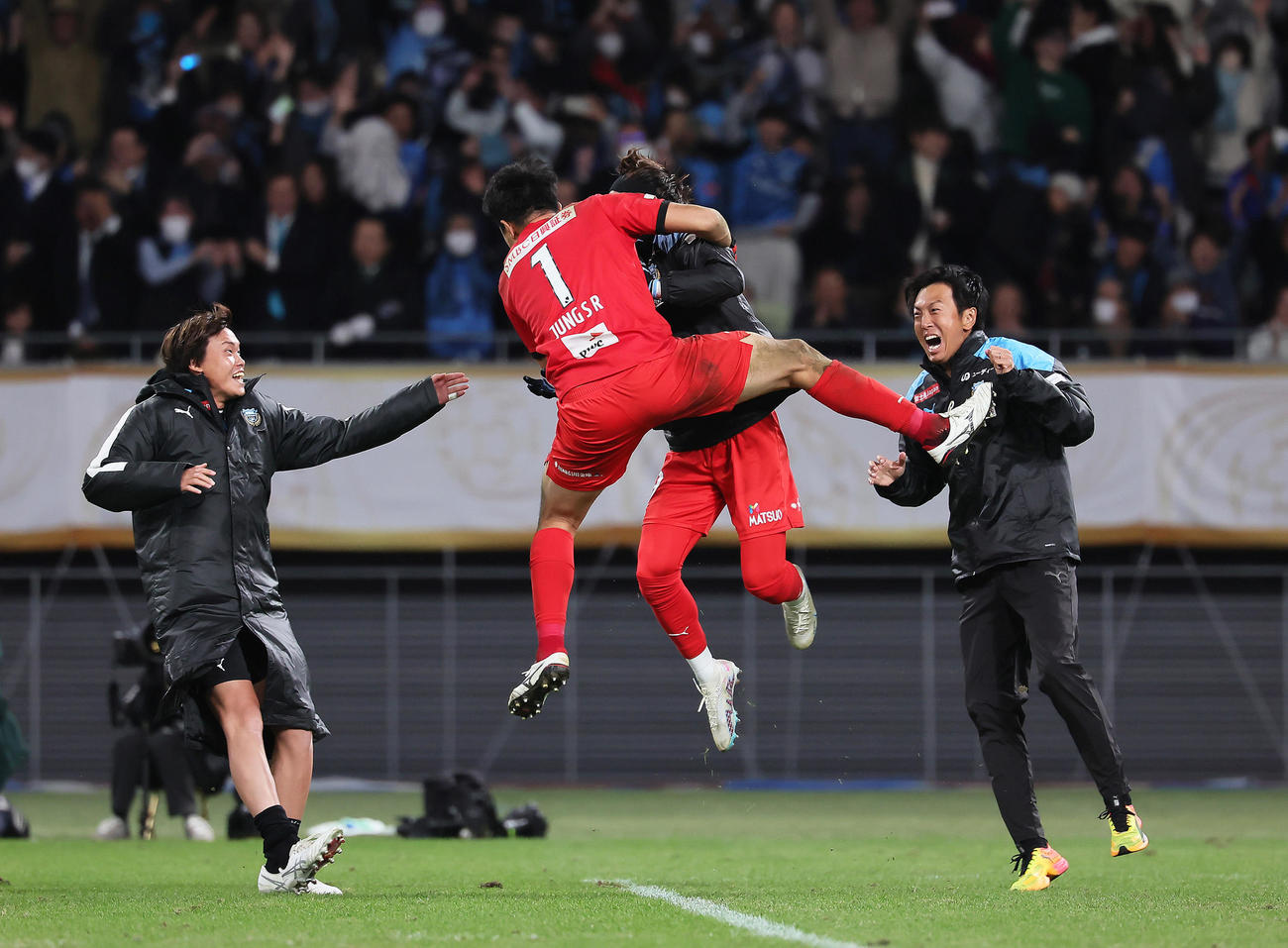 川崎F対柏　PK戦で柏10人目GK松本のシュートをセーブし優勝を決め、飛び上がって喜ぶ川崎F・GKチョン・ソンリョン（中央左）（撮影・足立雅史）