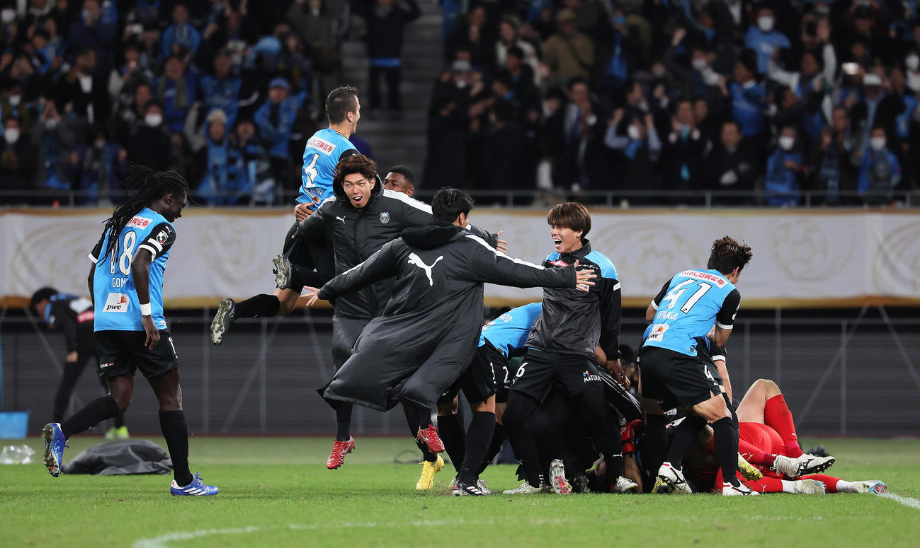 川崎F対柏　PK戦で勝利し優勝を決め歓喜する川崎Fの選手ら（撮影・足立雅史）