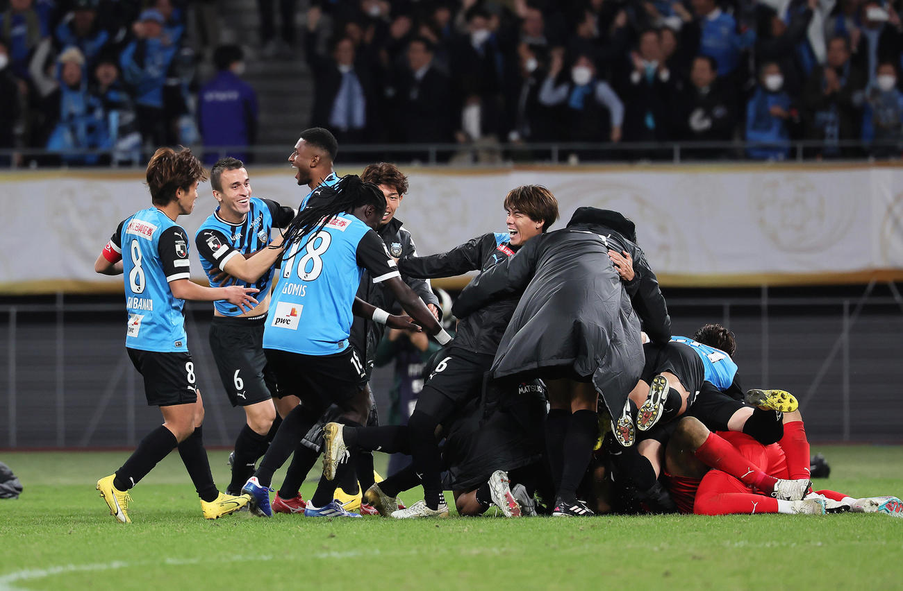 川崎F対柏　PK戦で勝利し優勝を決め歓喜する川崎Fの選手ら（撮影・足立雅史）