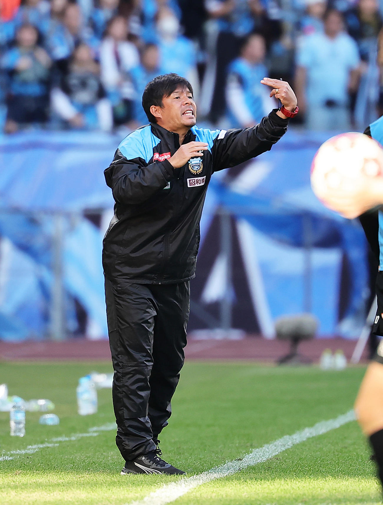 川崎F対柏　前半、指示を出す川崎F鬼木監督（撮影・足立雅史）
