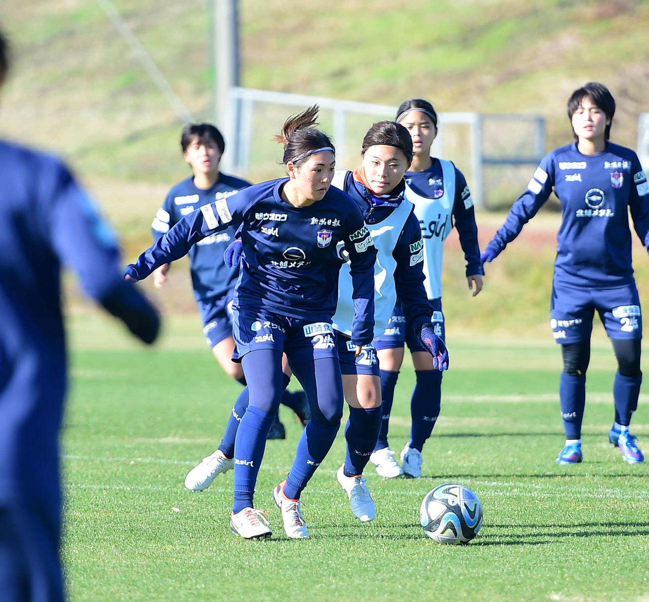 競り合う新潟L石田