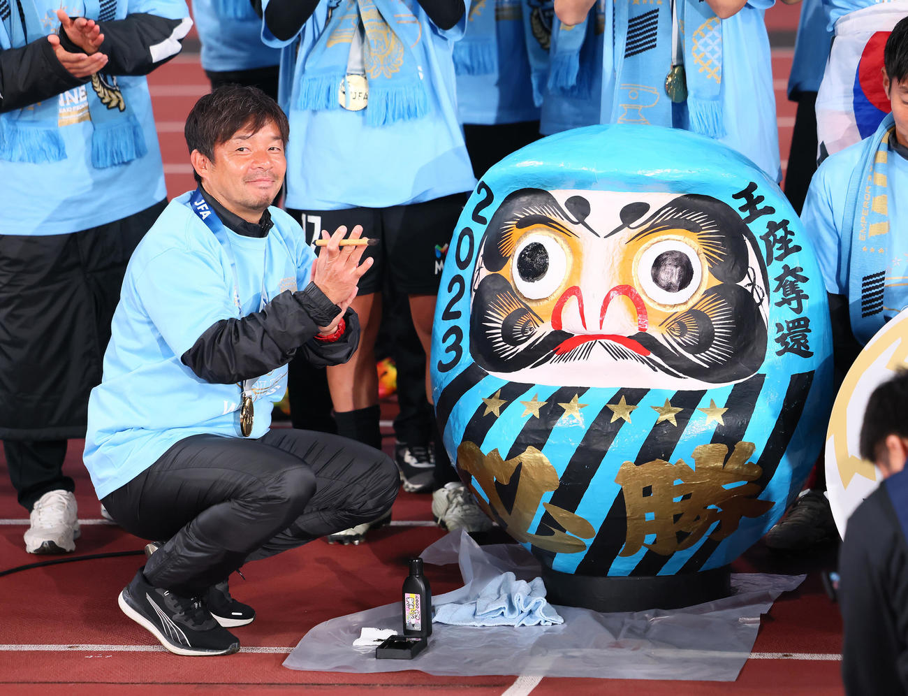 川崎F対柏　天皇杯を制し、だるまの目に墨を入れる川崎F鬼木監督（撮影・足立雅史）