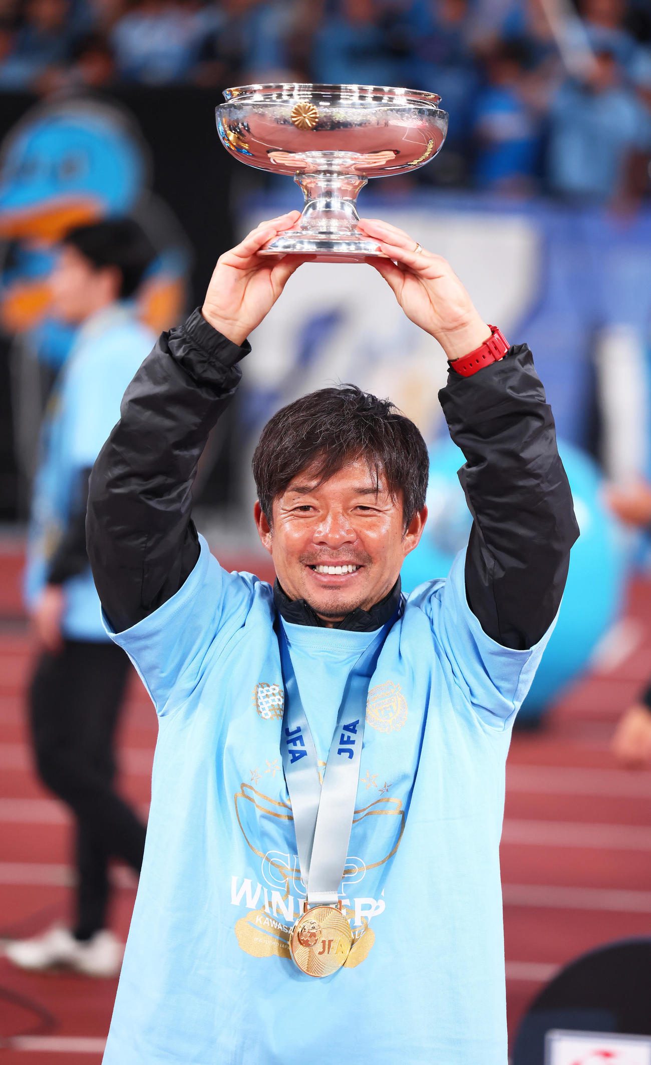 川崎F対柏　天皇杯を掲げる川崎F鬼木監督（撮影・足立雅史）