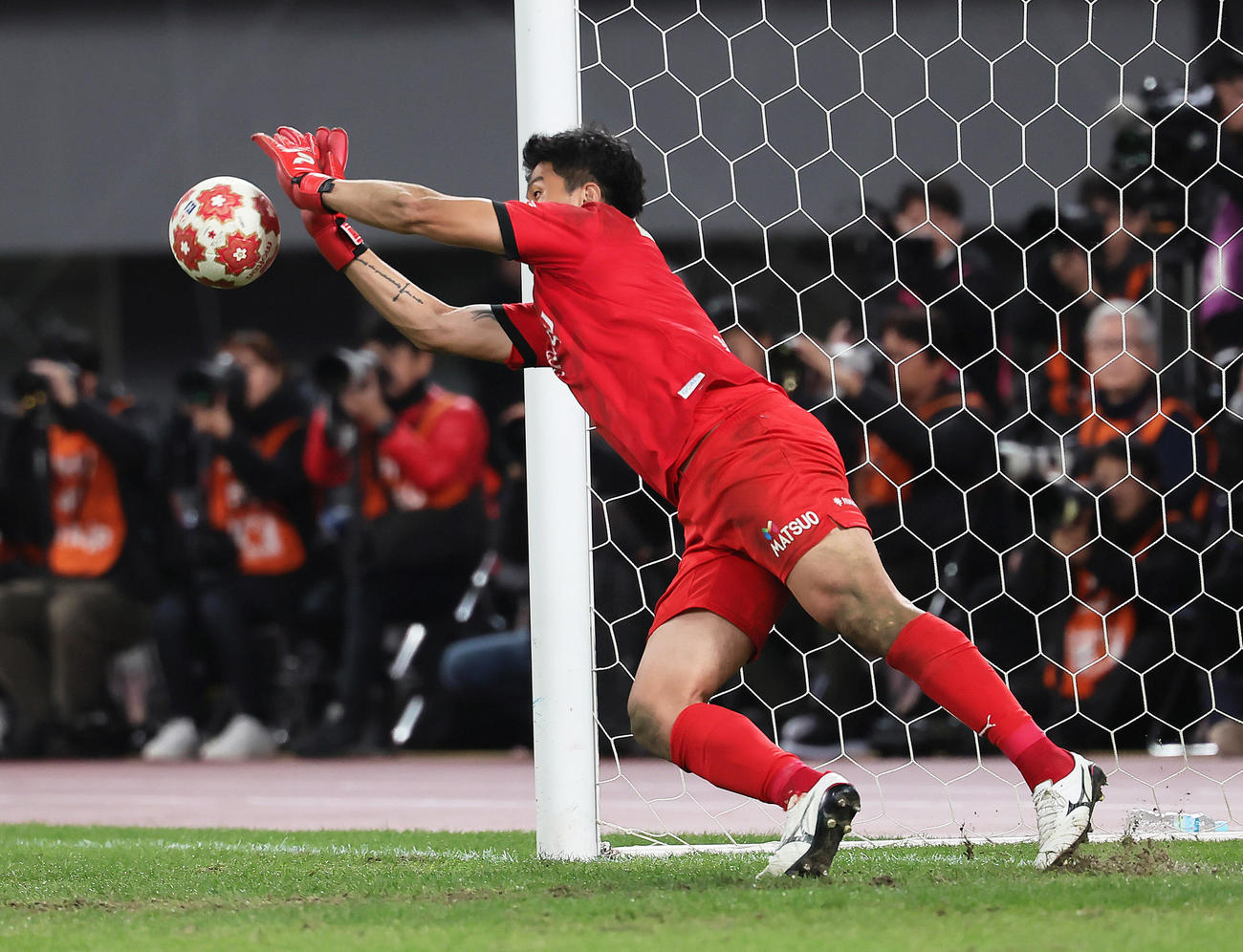 川崎F対柏　PK戦で柏GK松本のシュートをセーブし優勝を決める川崎F・GKチョン・ソンリョン（撮影・足立雅史）