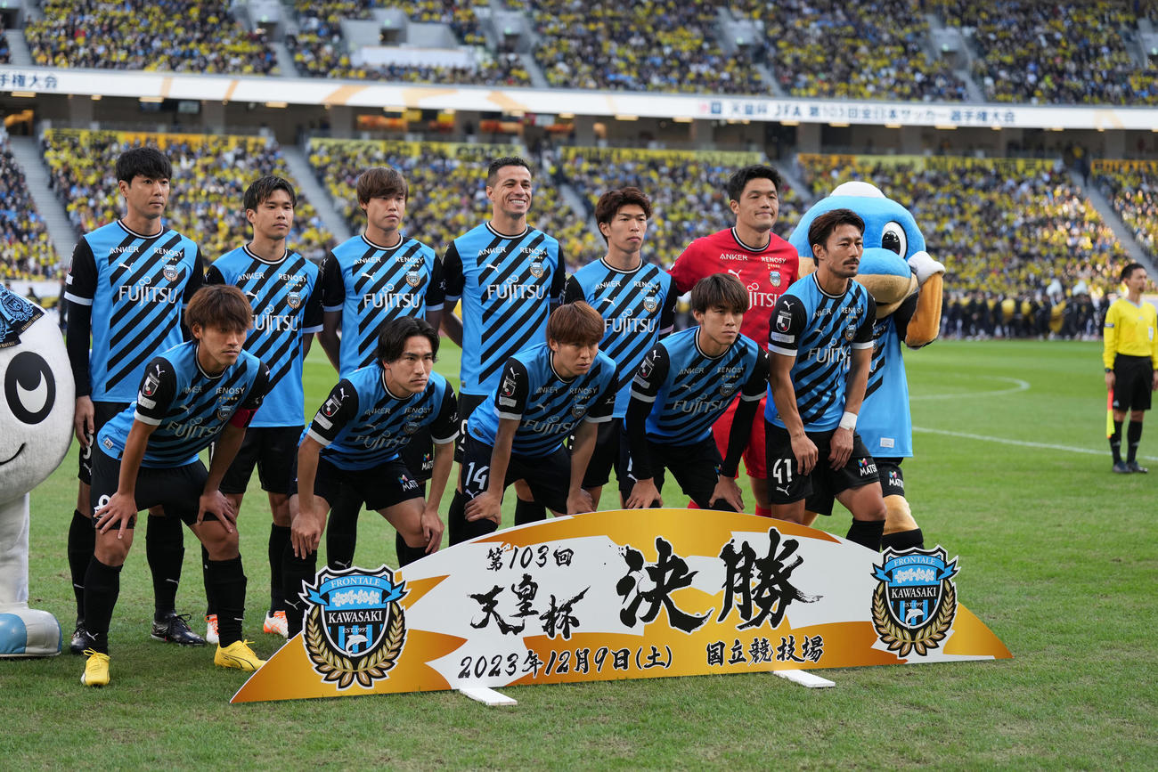 川崎F対柏　試合前、写真に納まる川崎Fスタメン。手前左から橘田、登里、脇坂、瀬古、家長、後方左から山村、山根、大南、レアンドロ・ダミアン、宮台、GKチョン・ソンリョン（撮影・井上学）
