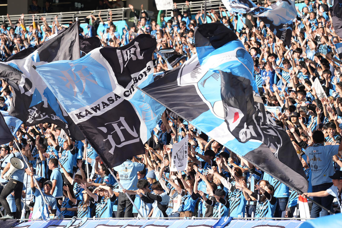 川崎F対柏　声援を送る川崎Fサポーター（撮影・井上学）