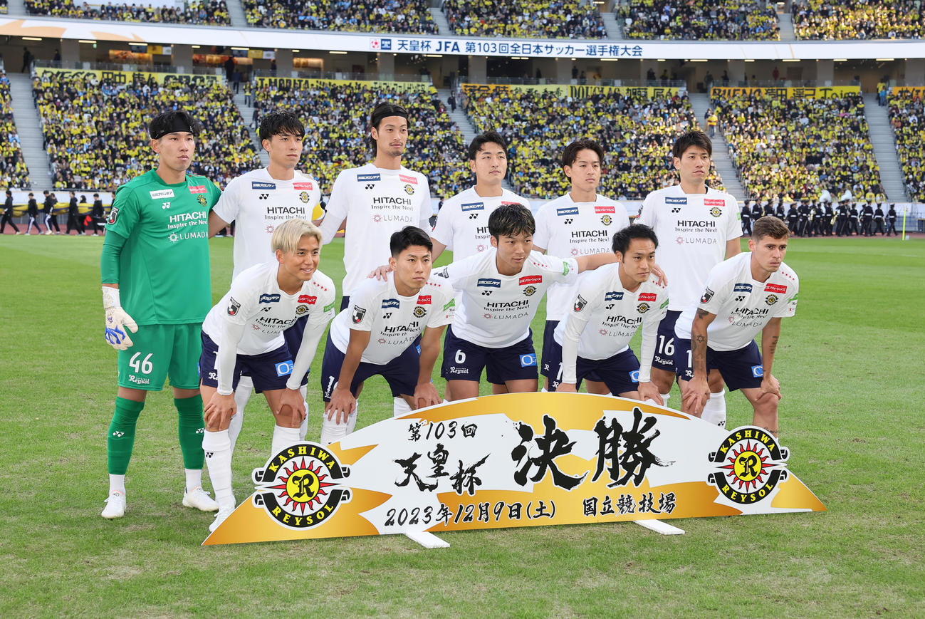 川崎F対柏　試合に臨む柏のスタメン。前列左から山田康、細谷、椎橋、小屋松、マテウス・サヴィオ、後列左からGK松本、古賀、立田、土屋、高嶺、片山（撮影・足立雅史）